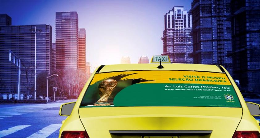 Confira a arte do anúncio em Taxidoor para o Museu da Seleção nos Táxis da FAROL